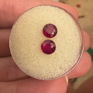1.53ct genuine clean rubies pair in gem
Jar